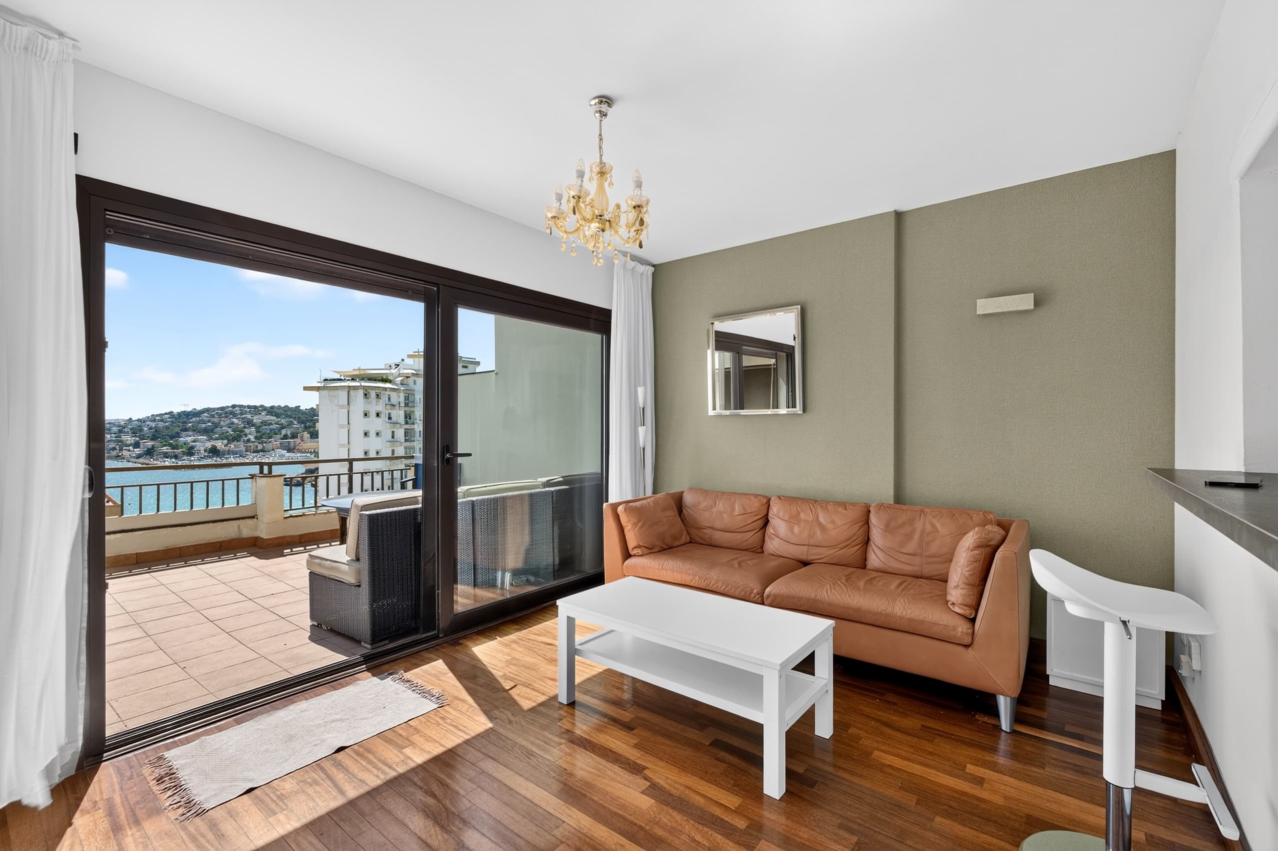 Living with the Ocean as a Backdrop, 3