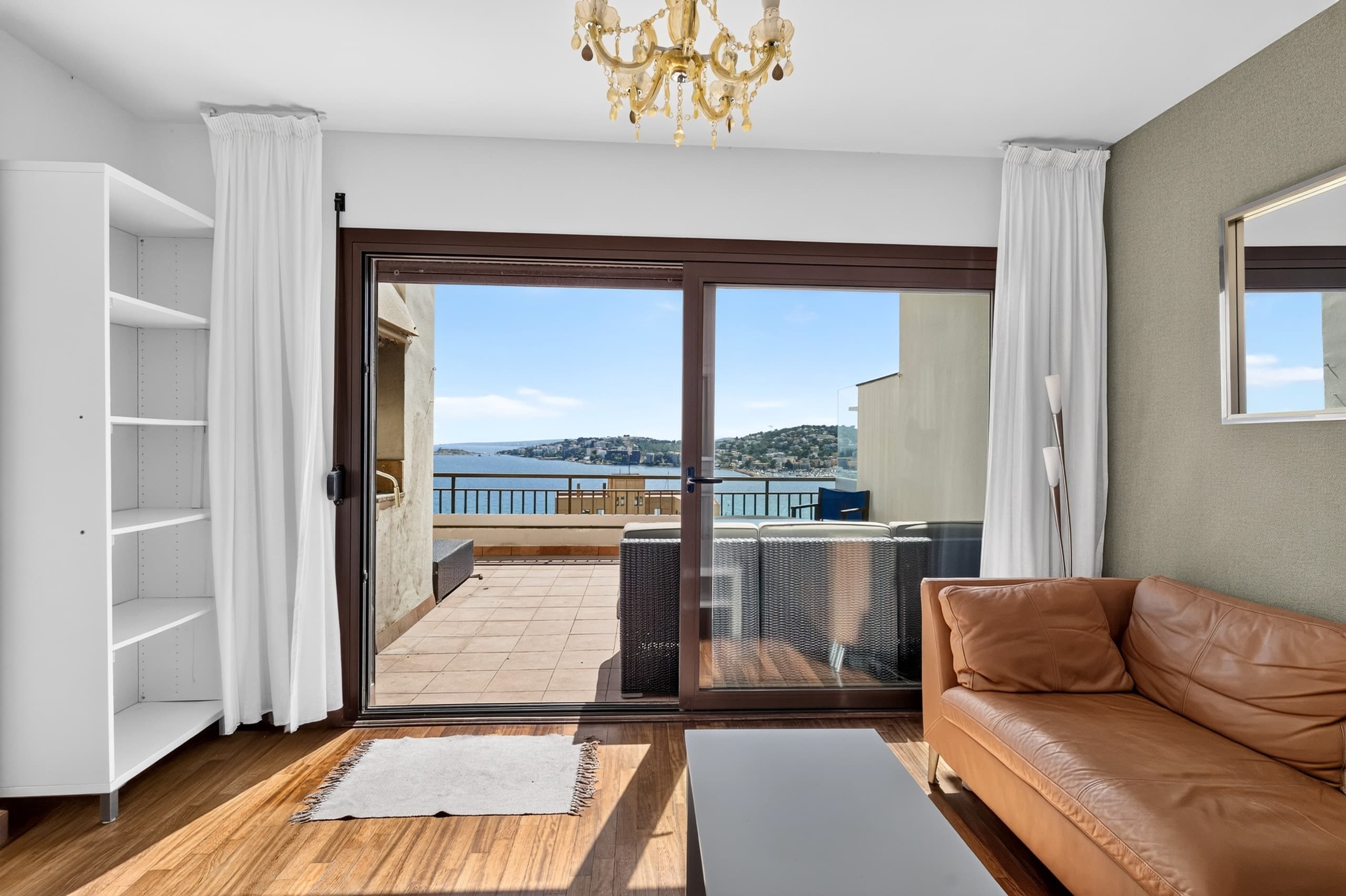Living with the Ocean as a Backdrop, 4
