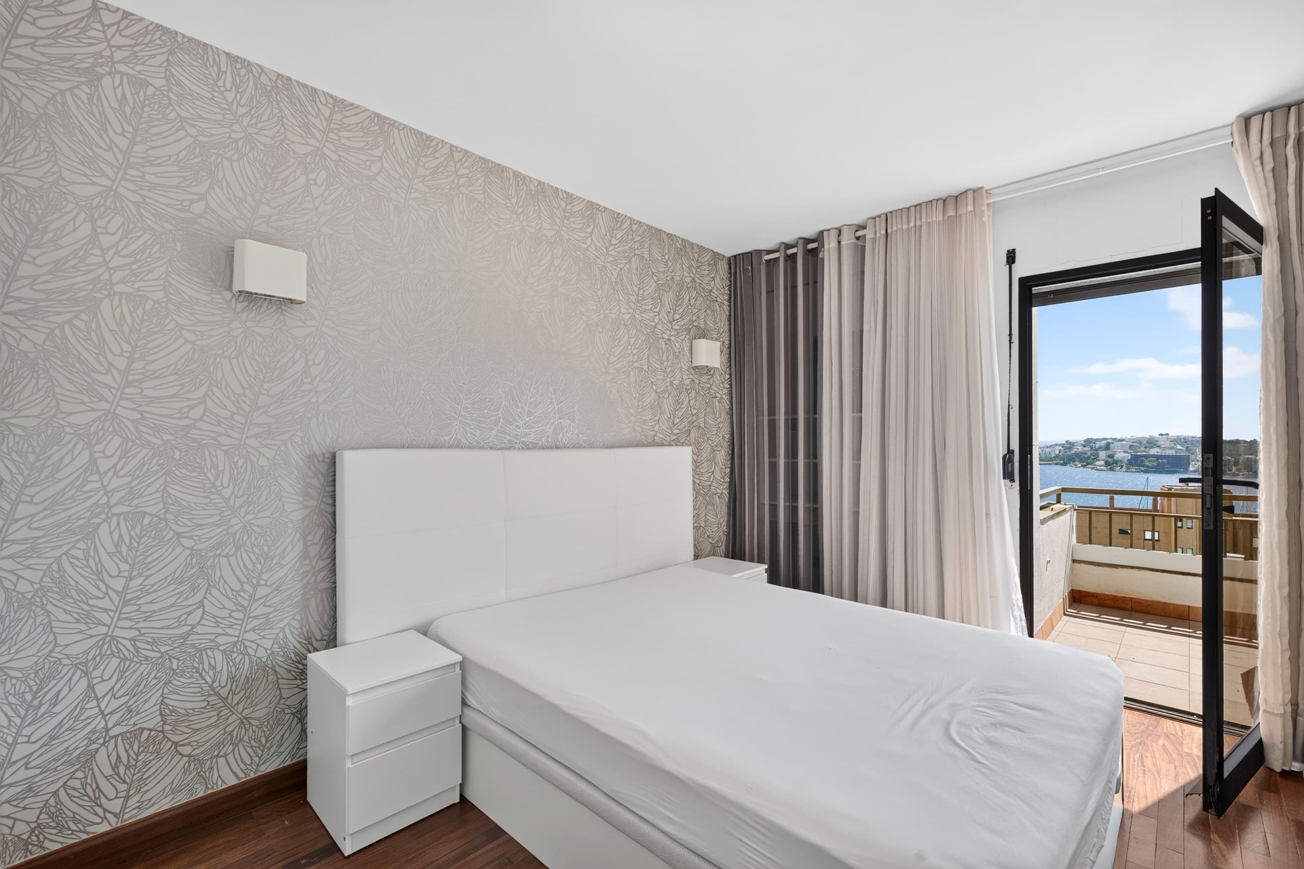 Living with the Ocean as a Backdrop, 7