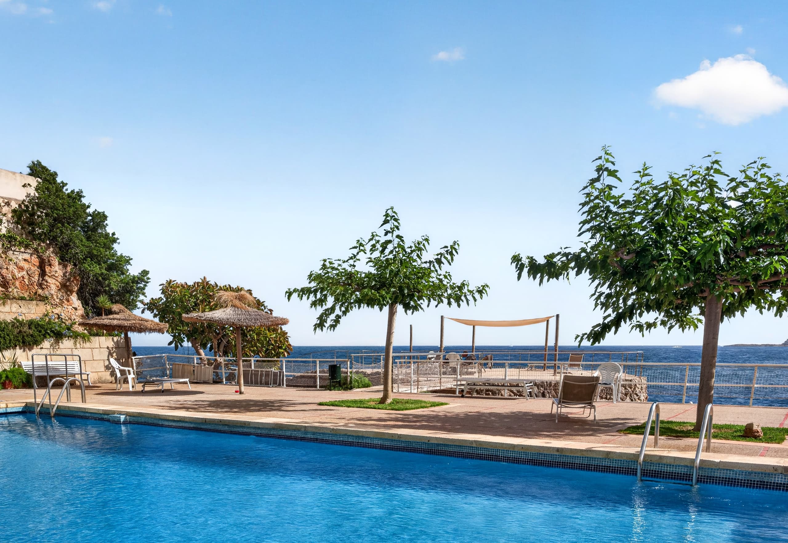 Apartment with ocean view and private cove, 17