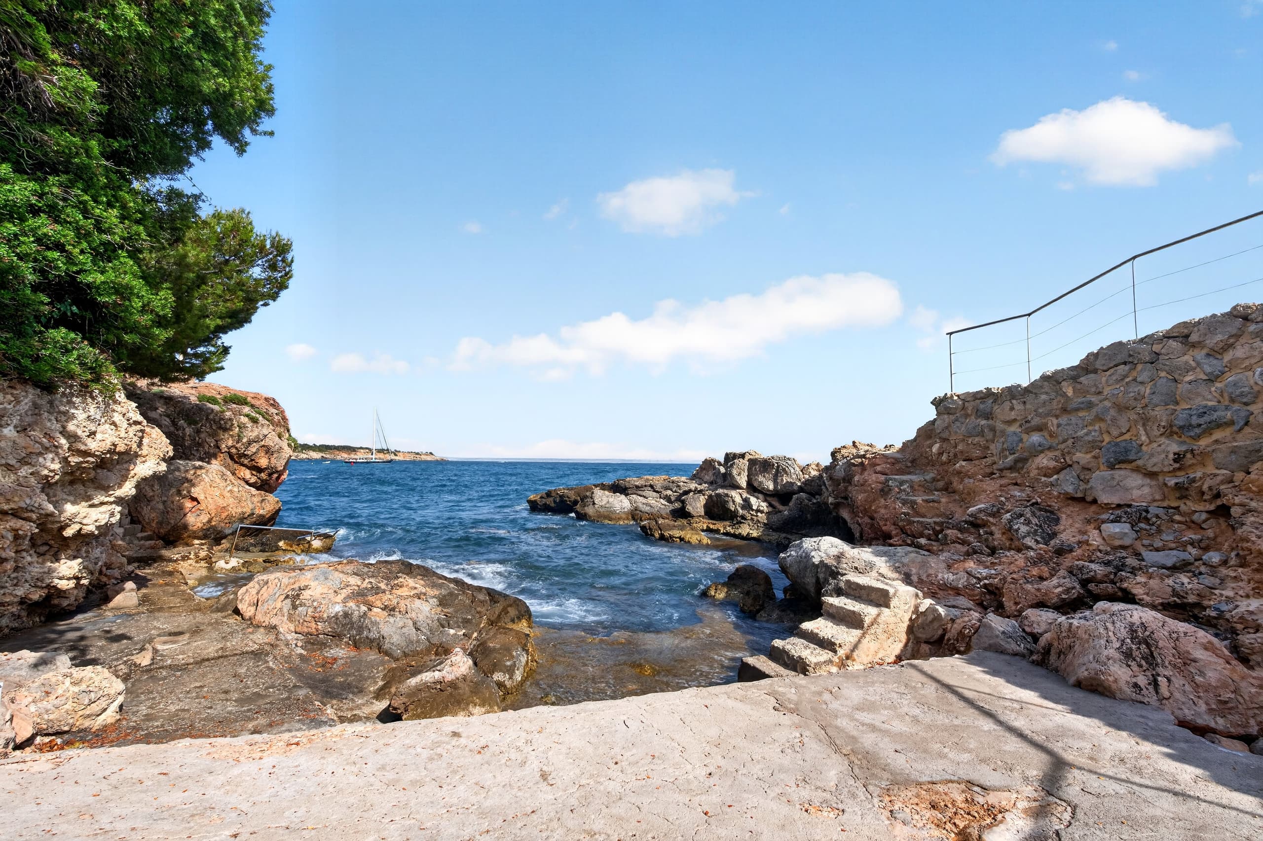 Apartment with ocean view and private cove, 18