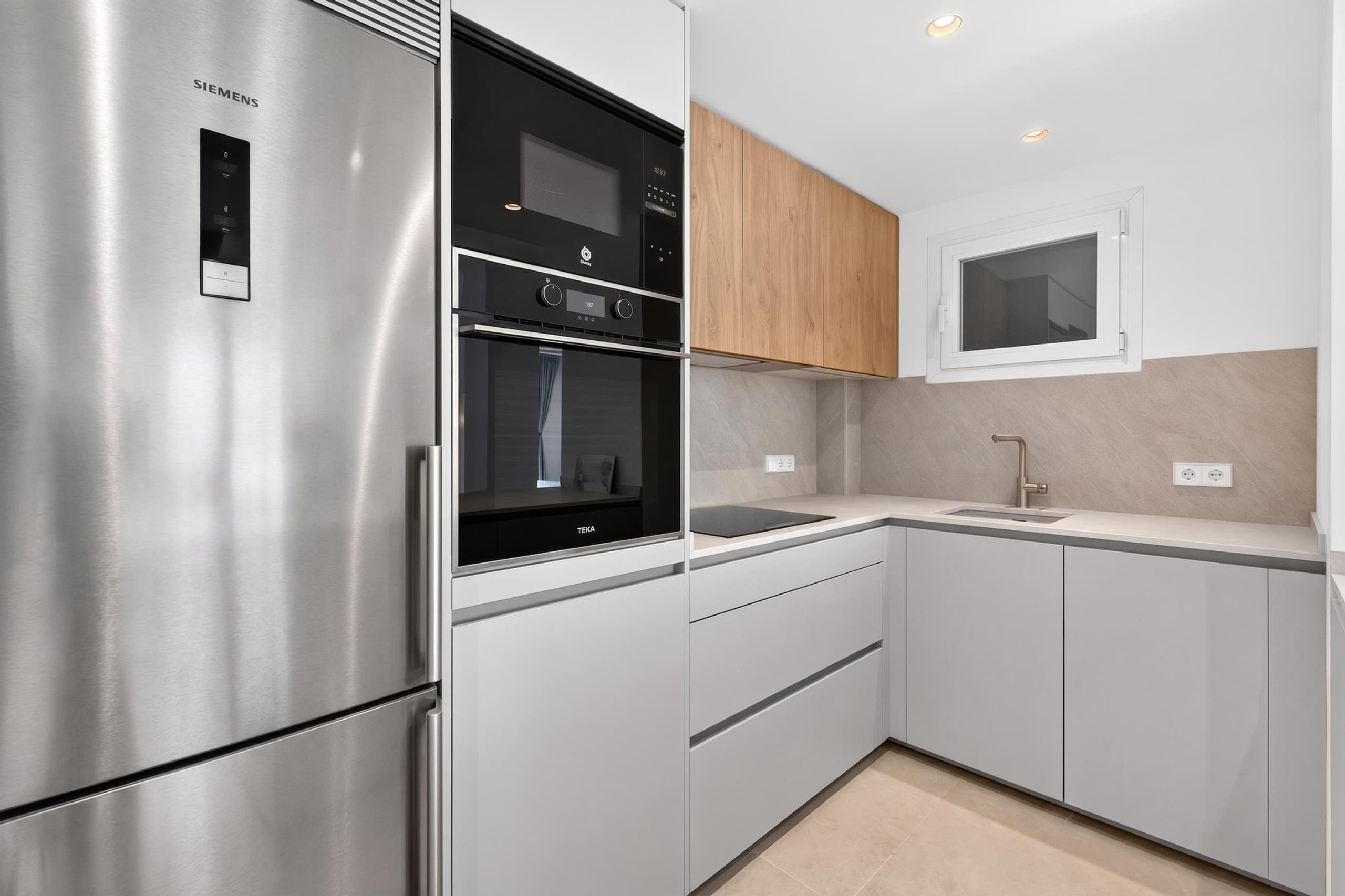 Apartment with ocean view and private cove, 6