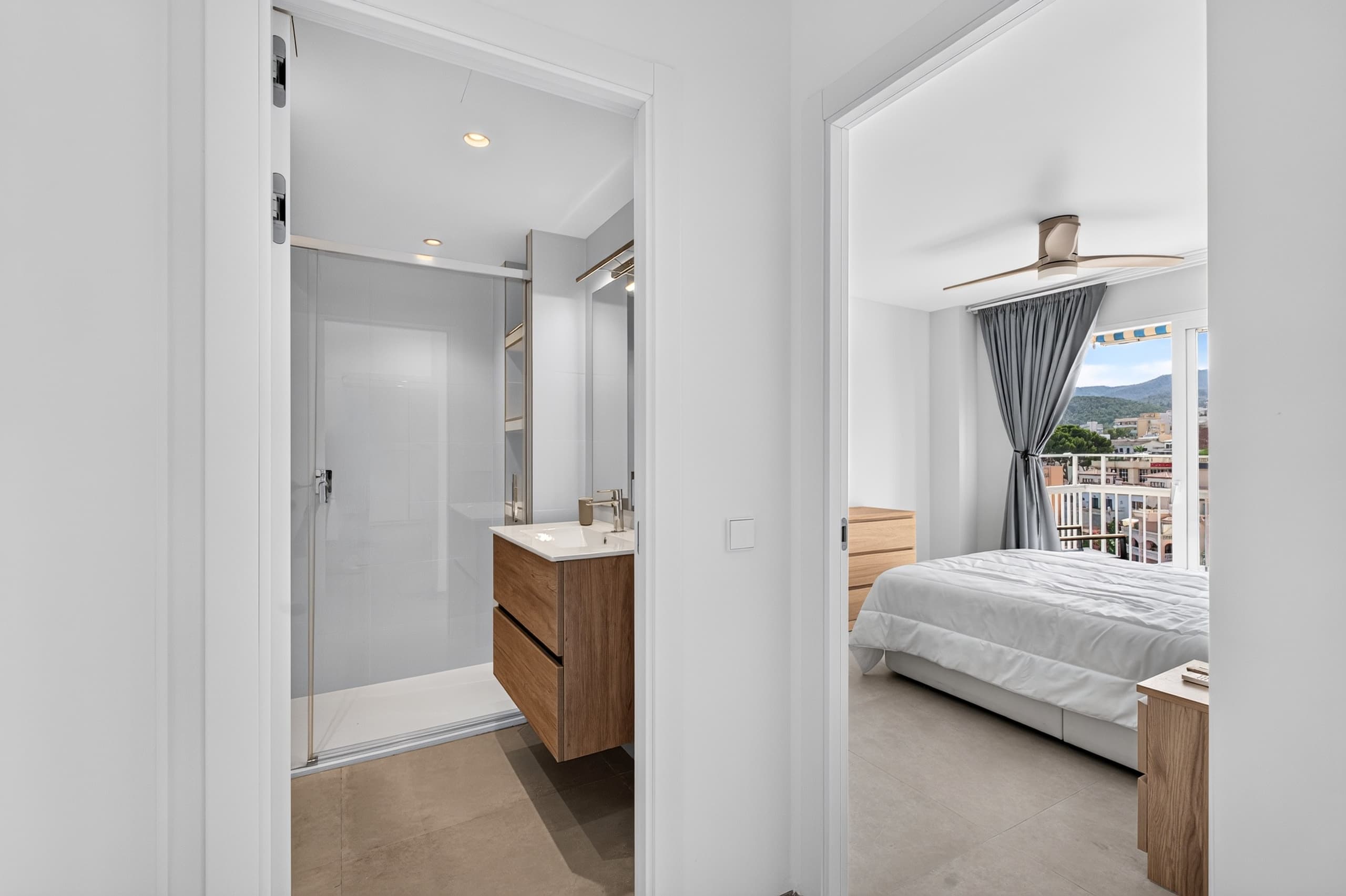Apartment with ocean view and private cove, 8