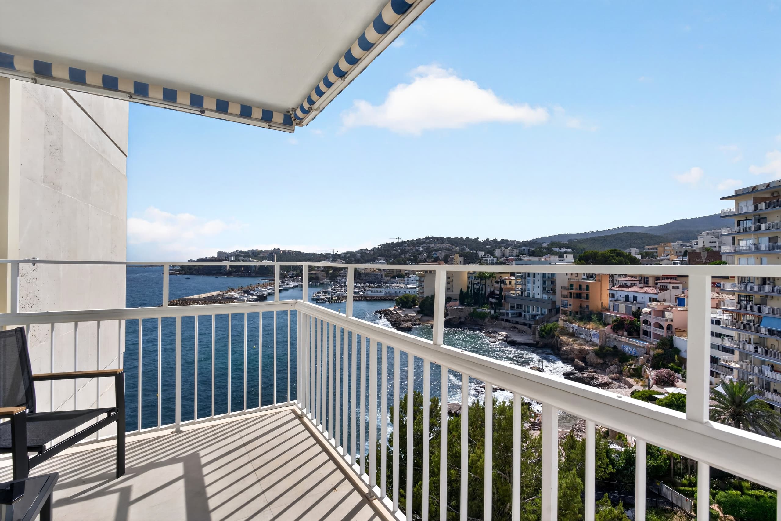 Apartment with ocean view and private cove, 12
