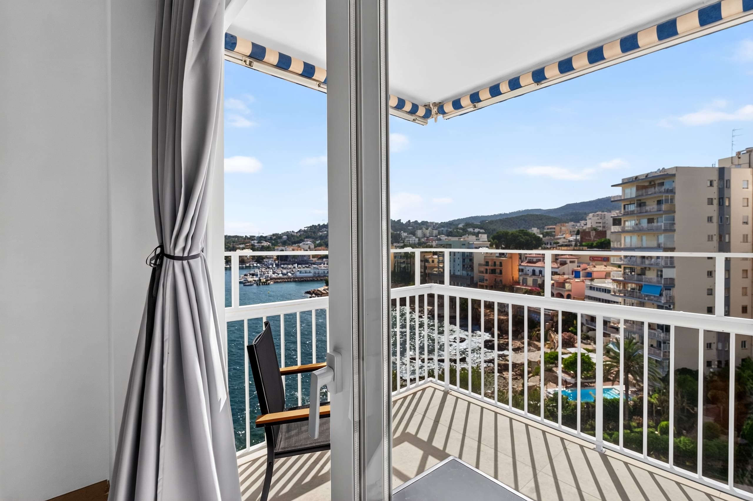 Apartment with ocean view and private cove, 10