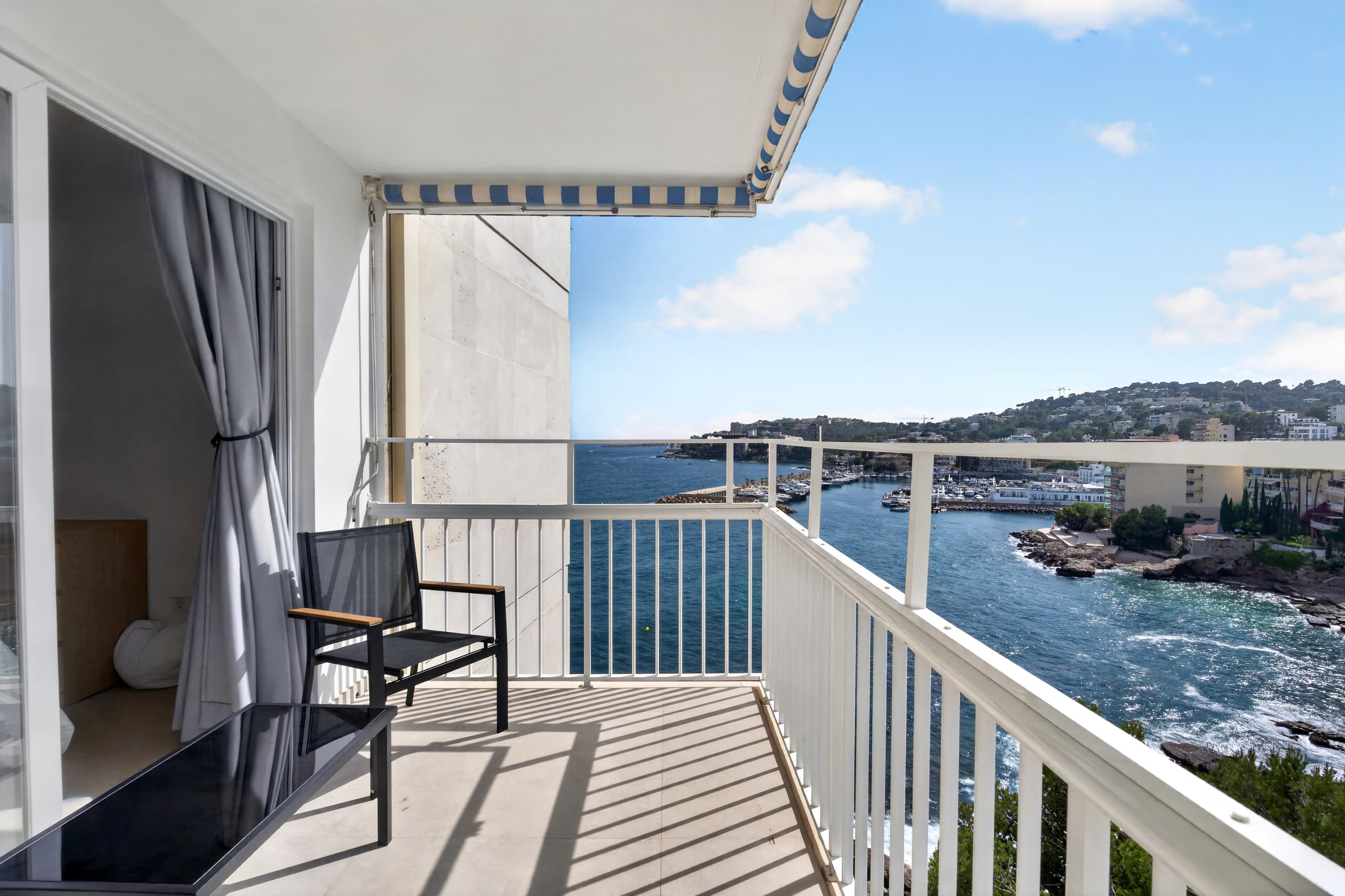 Apartment with ocean view and private cove, 1