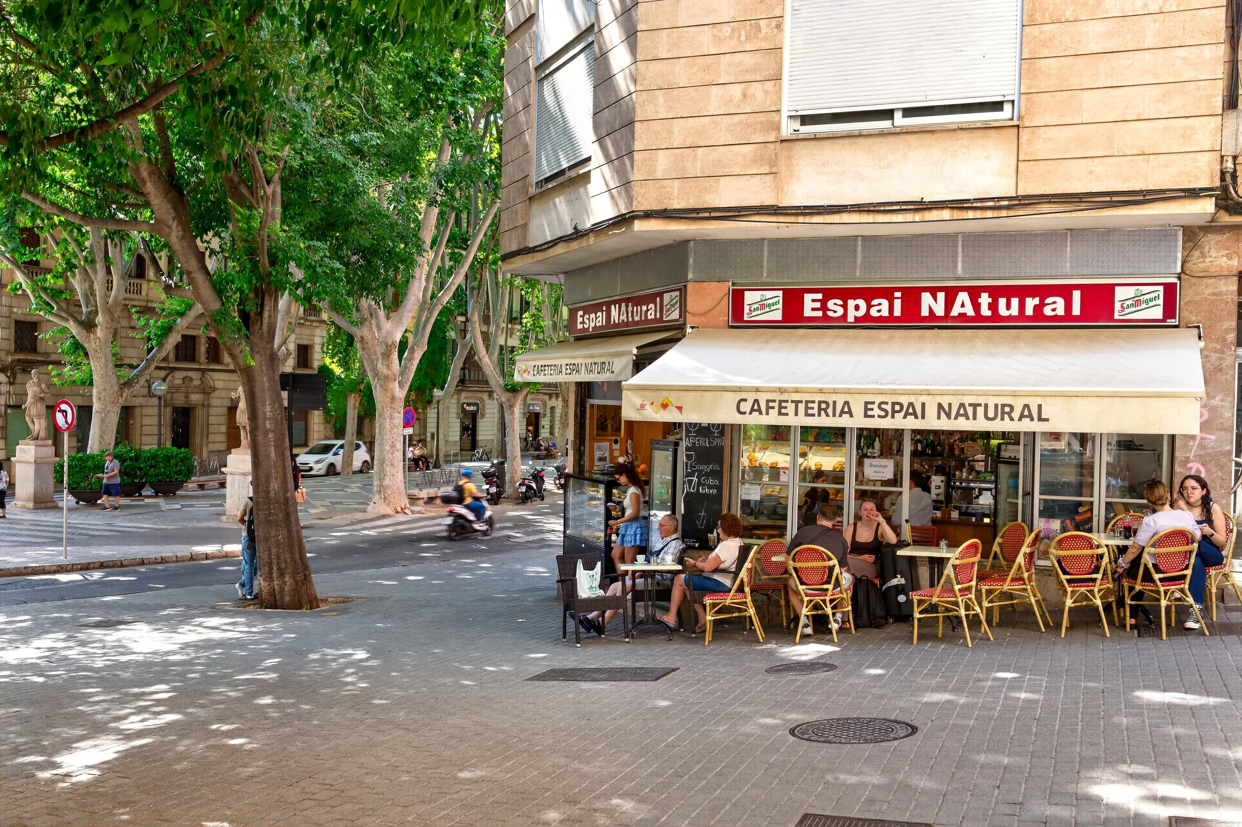 Property in need of renovation with a garden in the Old Town, 23