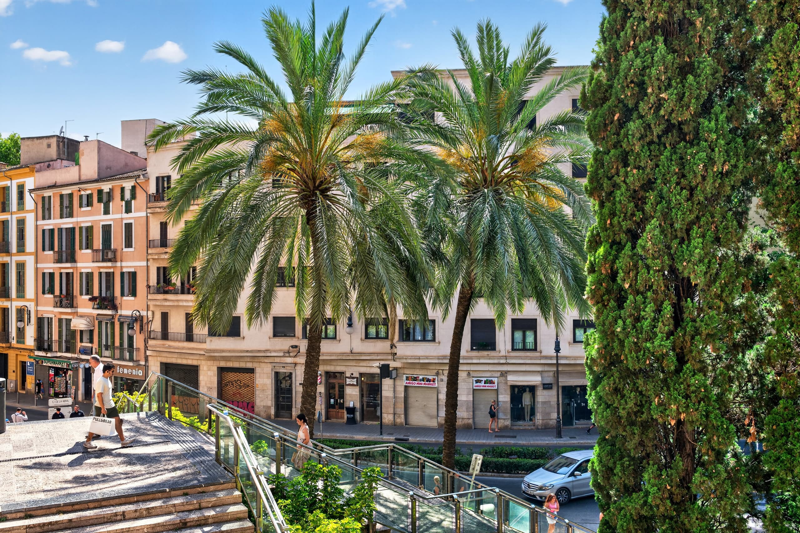 Property in need of renovation with a garden in the Old Town, 24