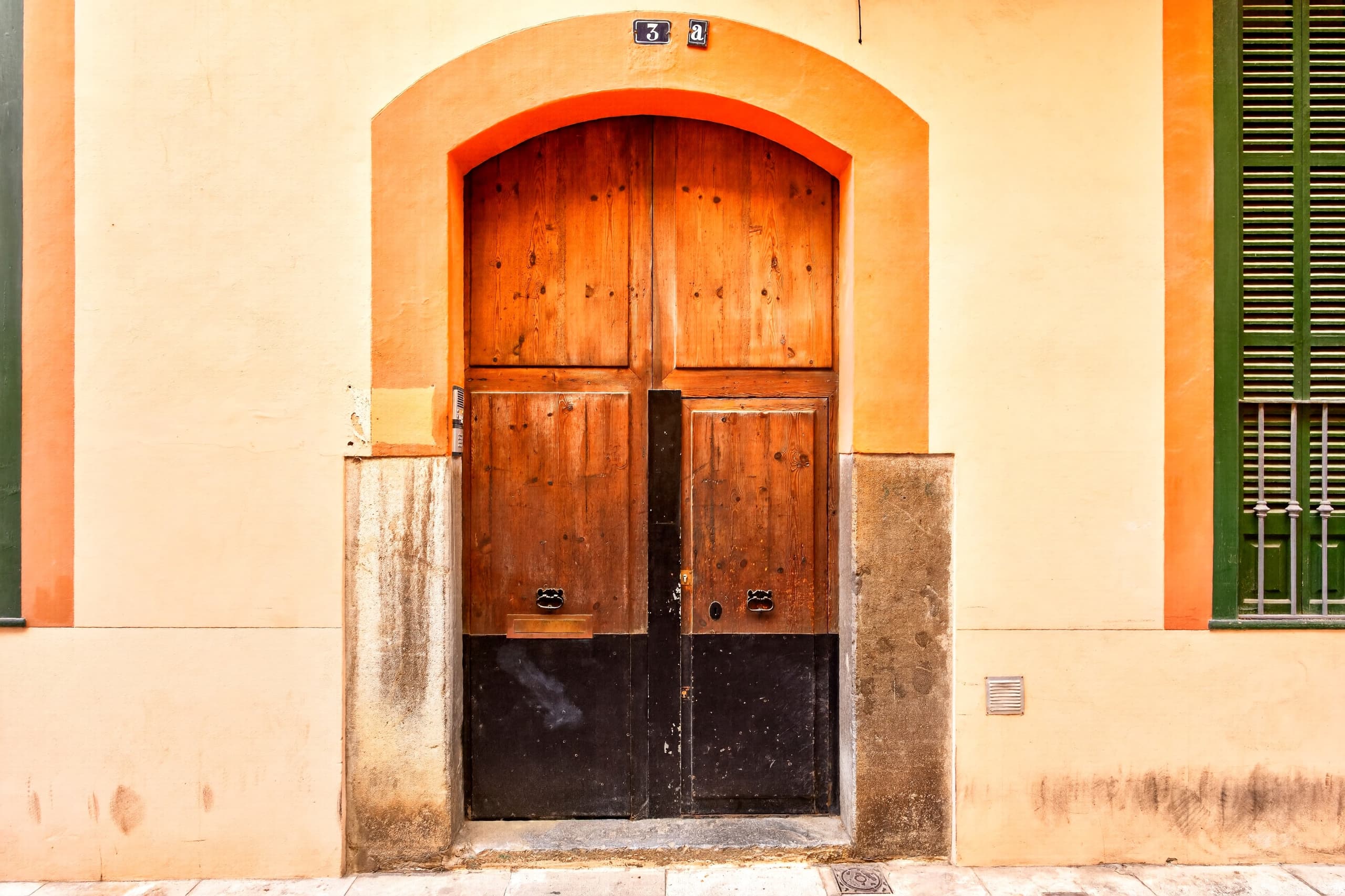 Property in need of renovation with a garden in the Old Town, 2