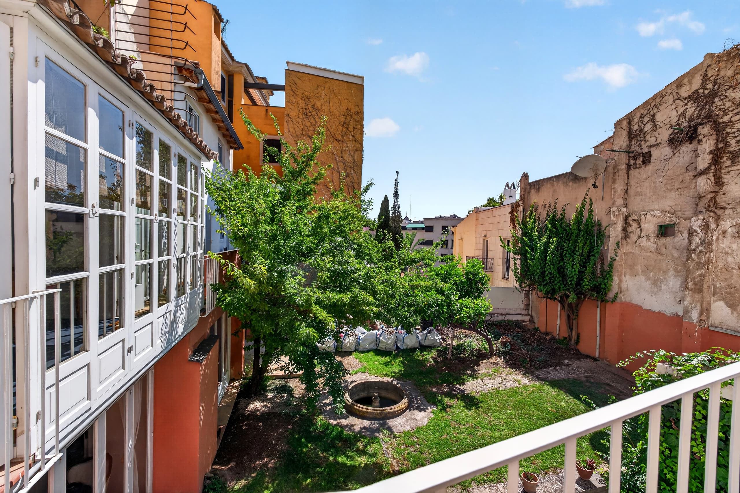 Property in need of renovation with a garden in the Old Town, 11