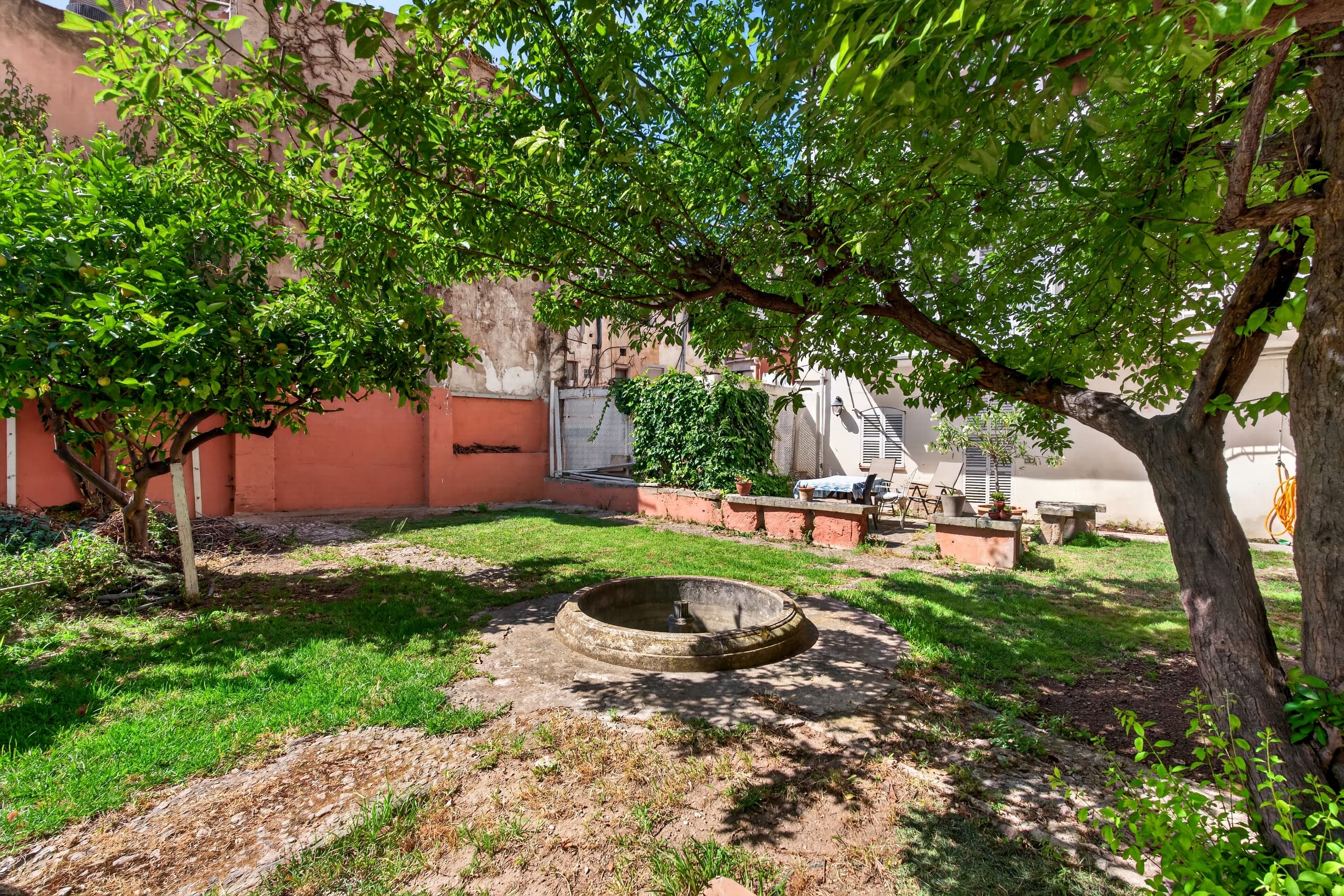 Property in need of renovation with a garden in the Old Town, 12