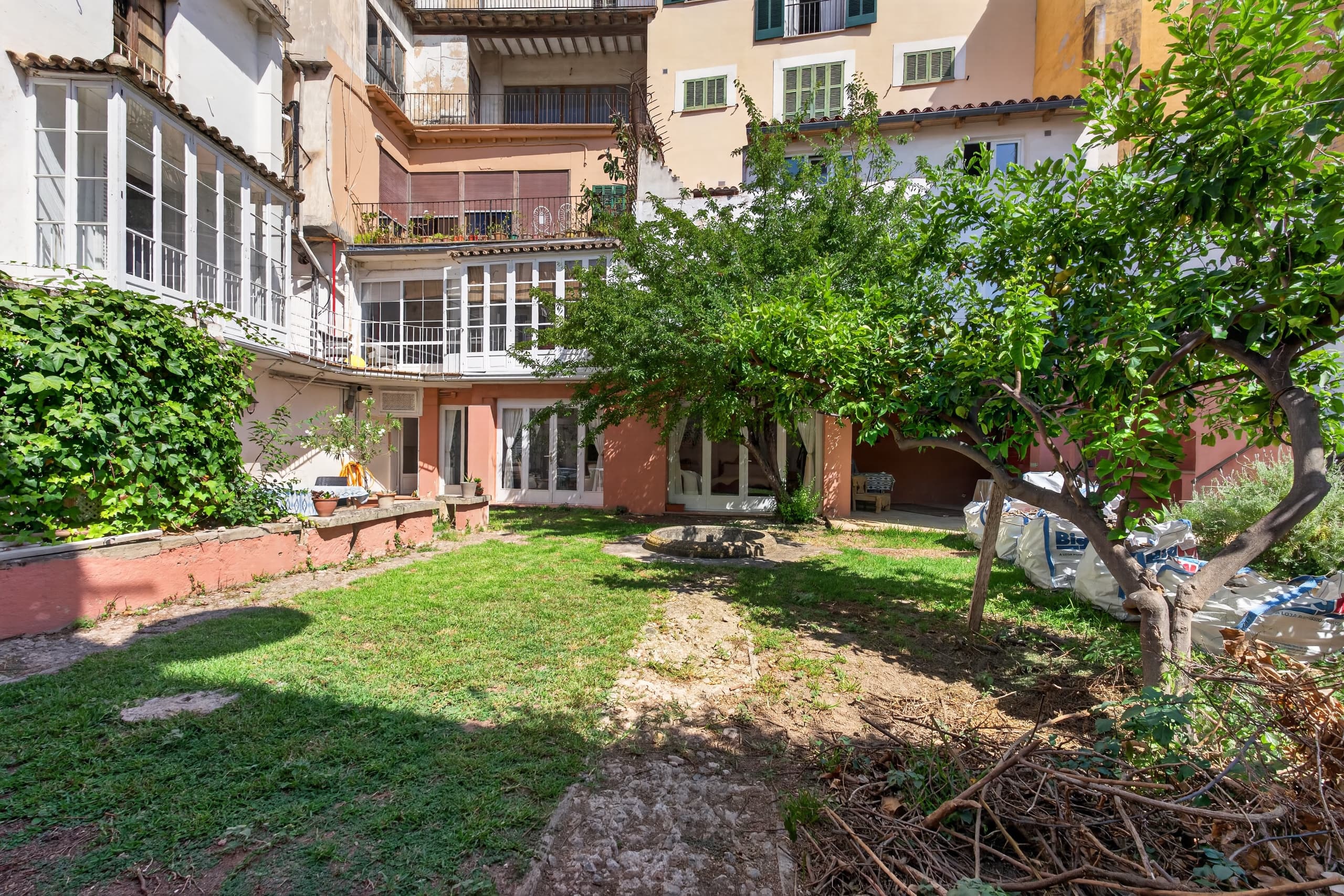 Property in need of renovation with a garden in the Old Town, 13