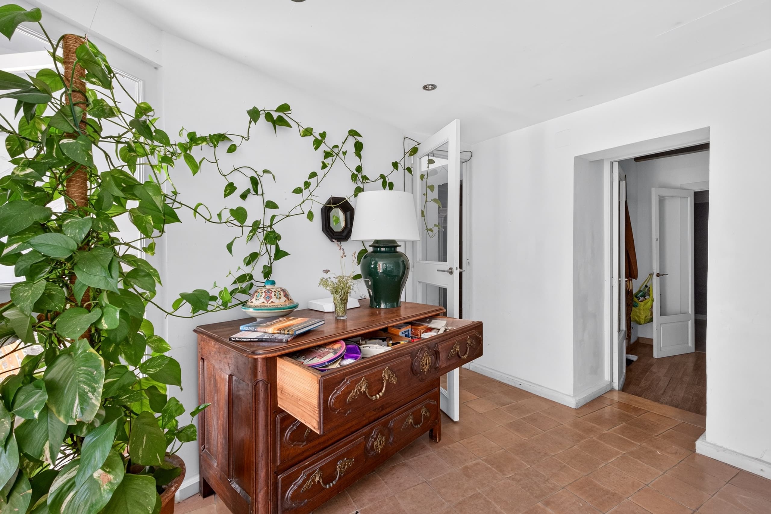 Property in need of renovation with a garden in the Old Town, 17