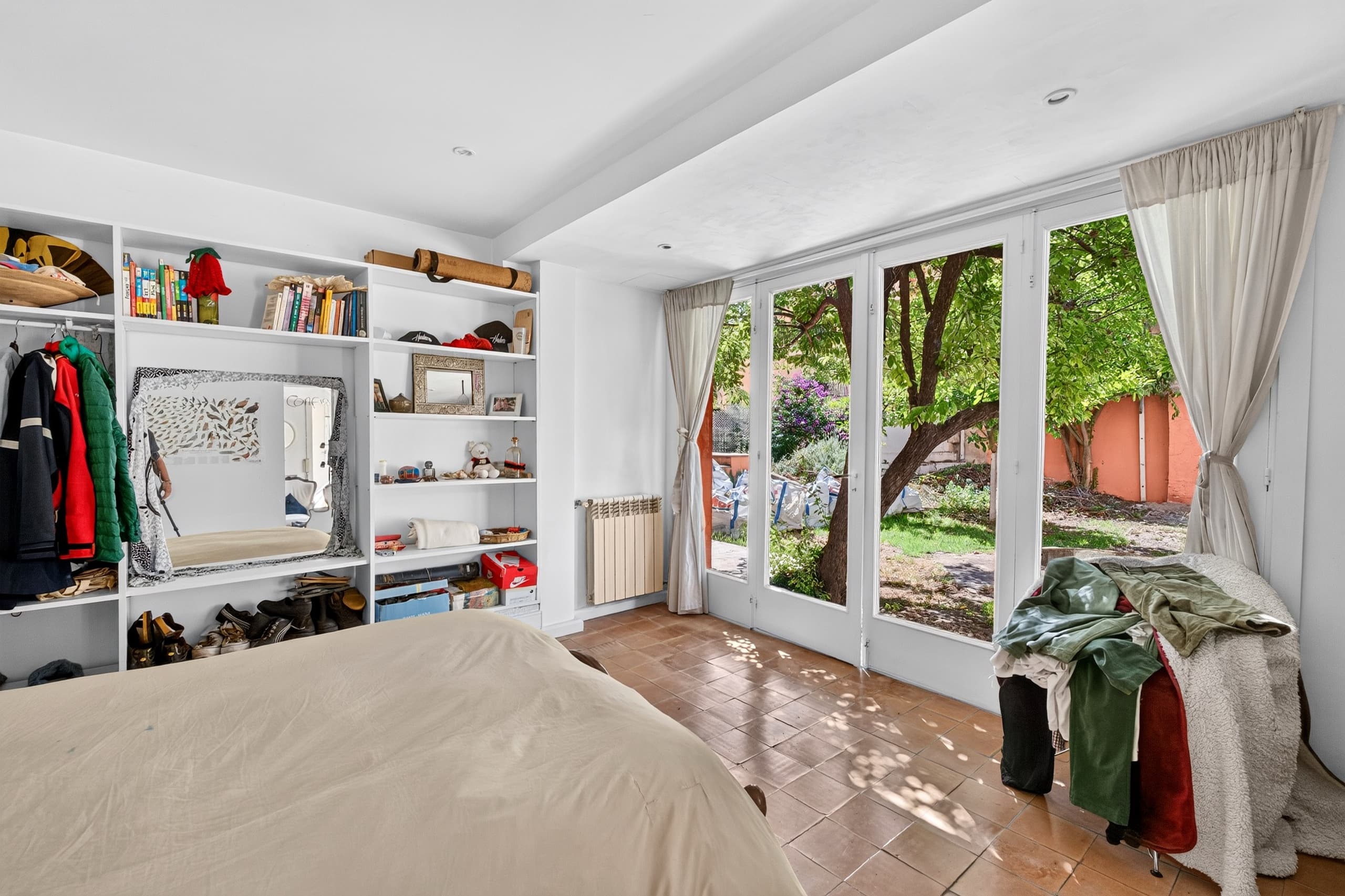 Property in need of renovation with a garden in the Old Town, 15