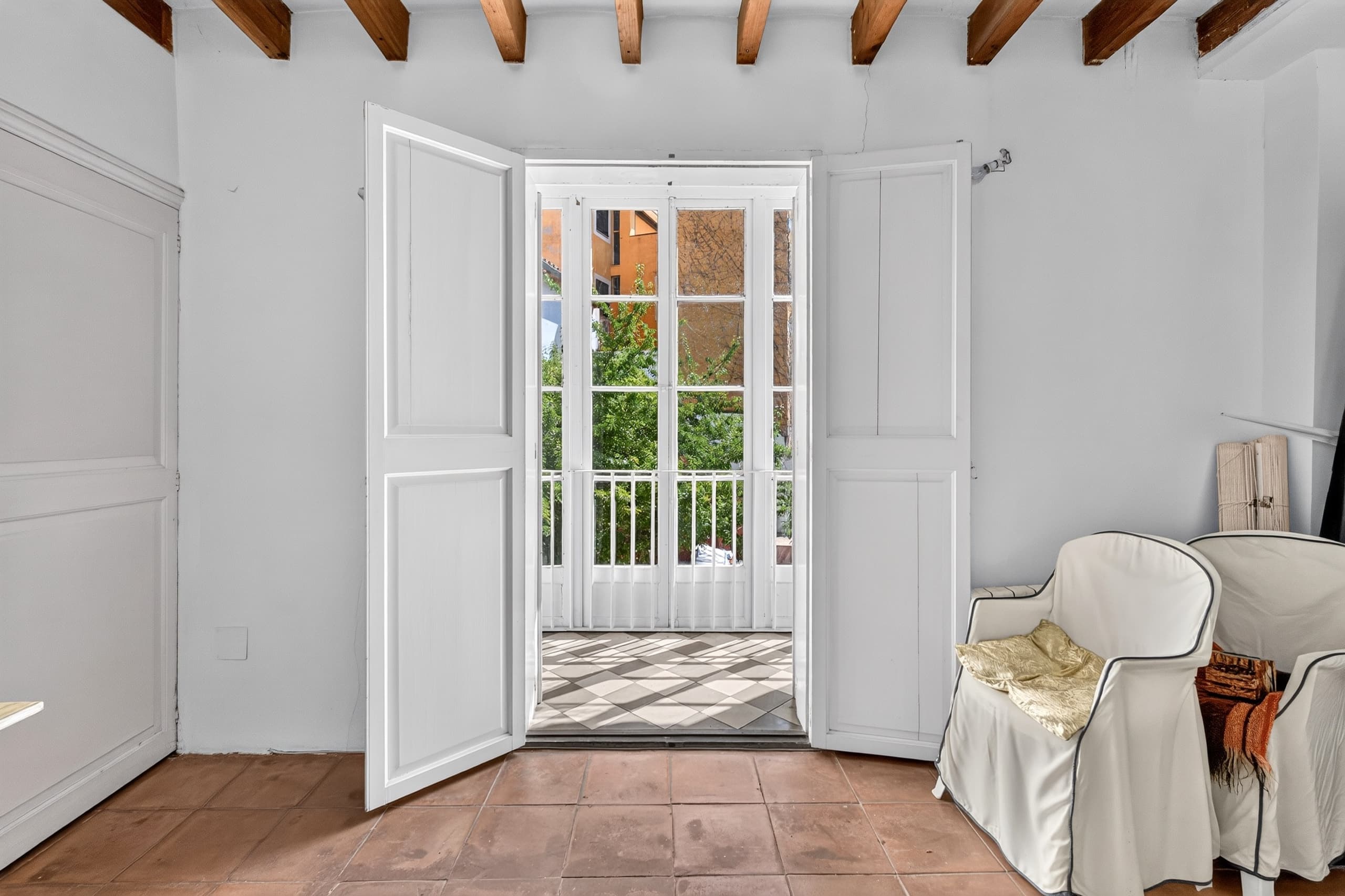 Property in need of renovation with a garden in the Old Town, 3
