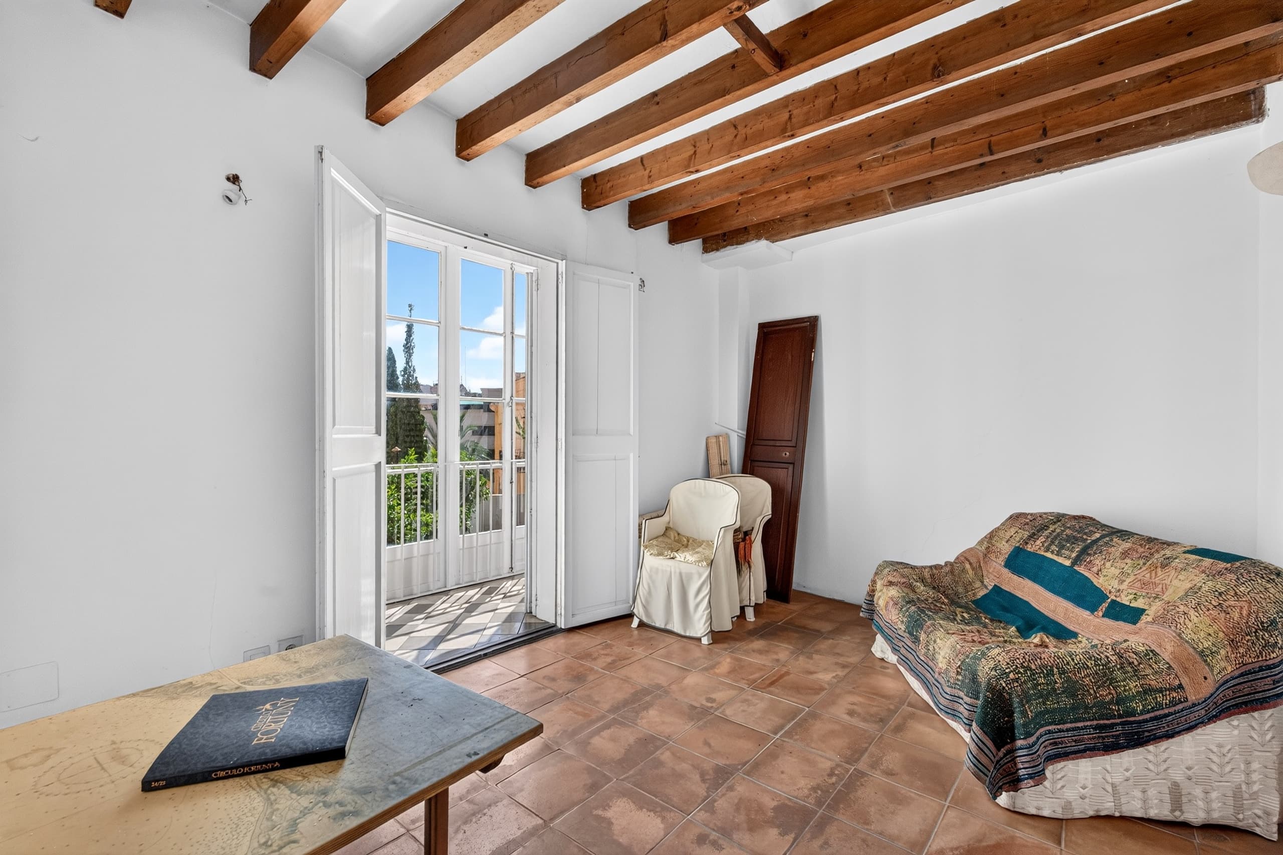 Property in need of renovation with a garden in the Old Town, 4