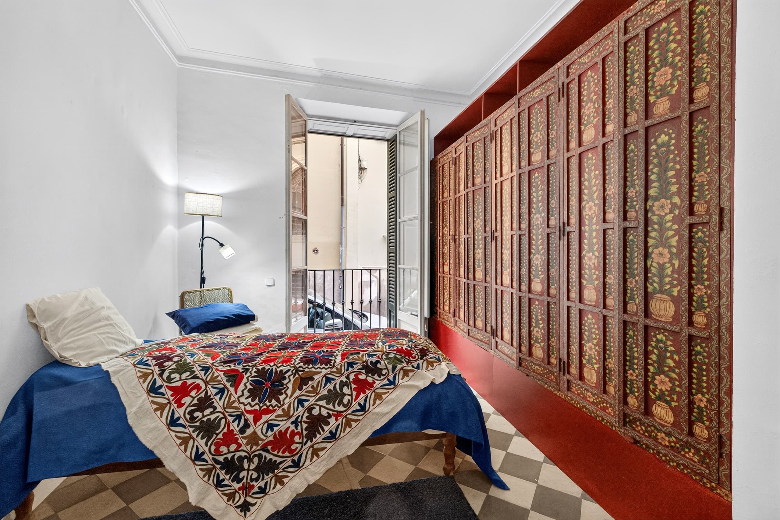 Property in need of renovation with a garden in the Old Town, 10