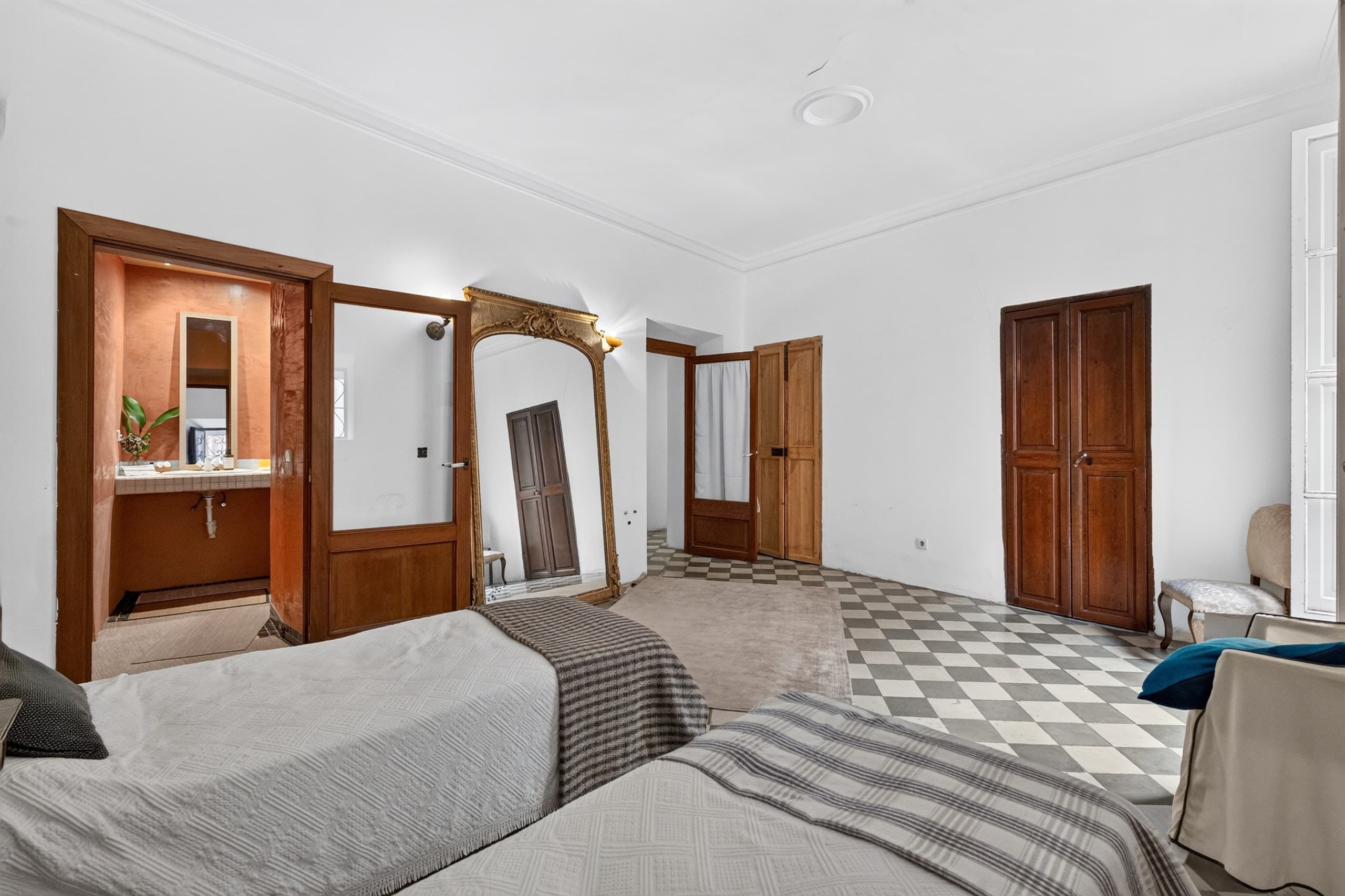 Property in need of renovation with a garden in the Old Town, 8