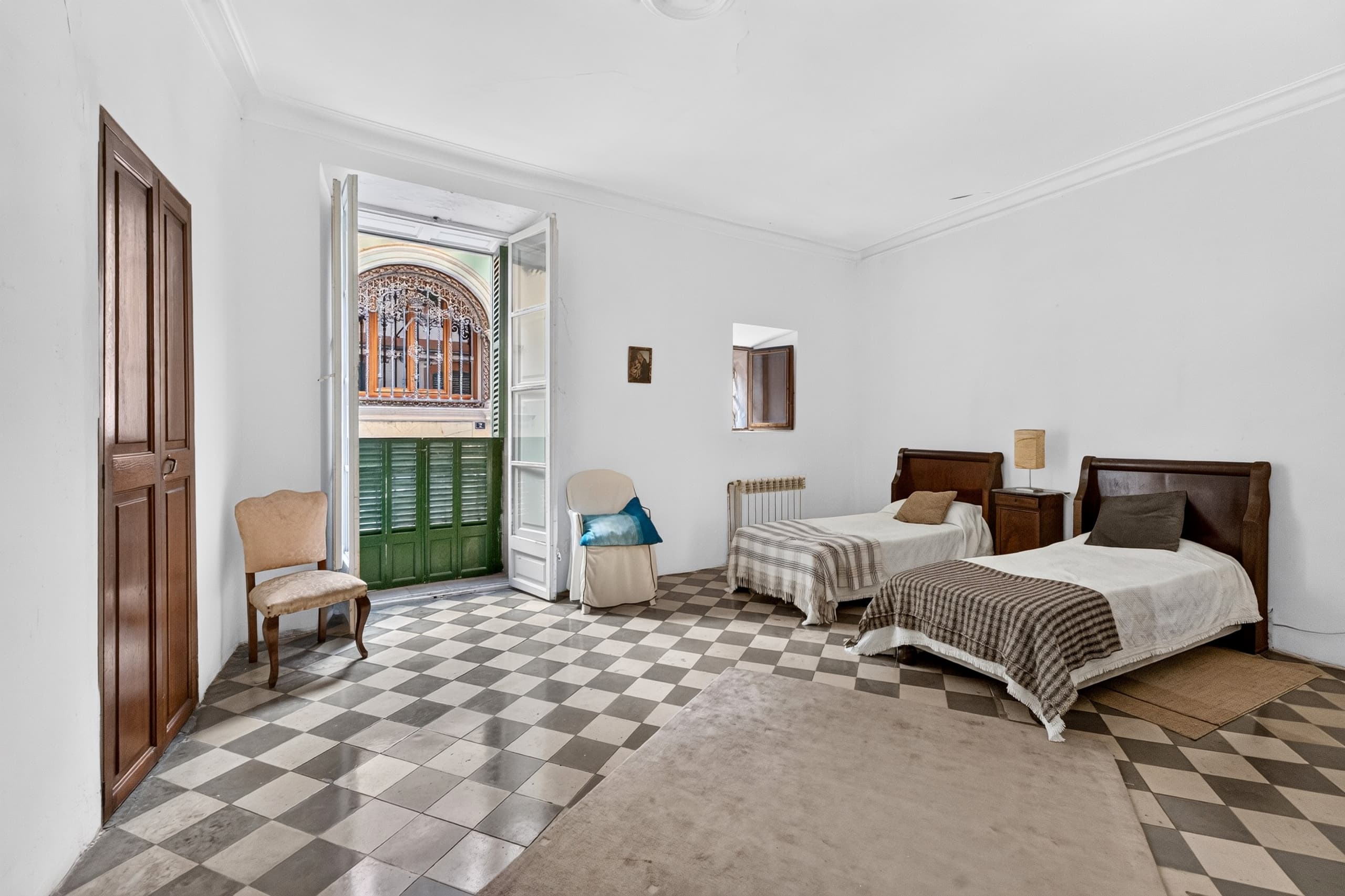 Property in need of renovation with a garden in the Old Town, 7
