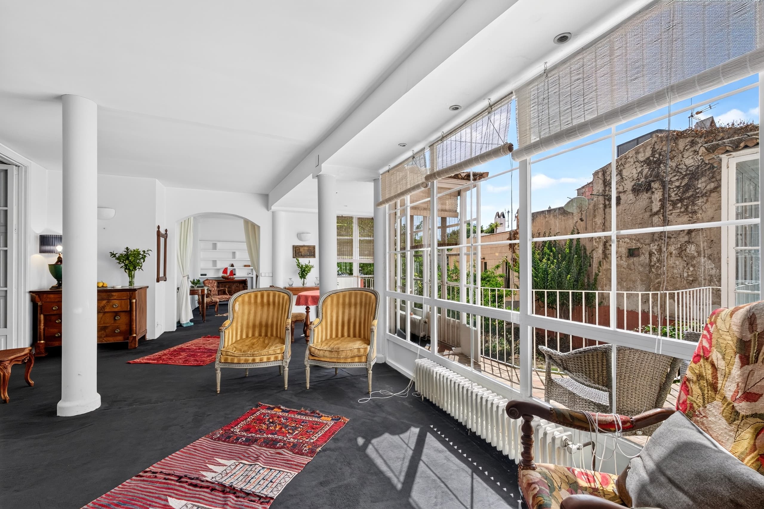 Property in need of renovation with a garden in the Old Town, 18