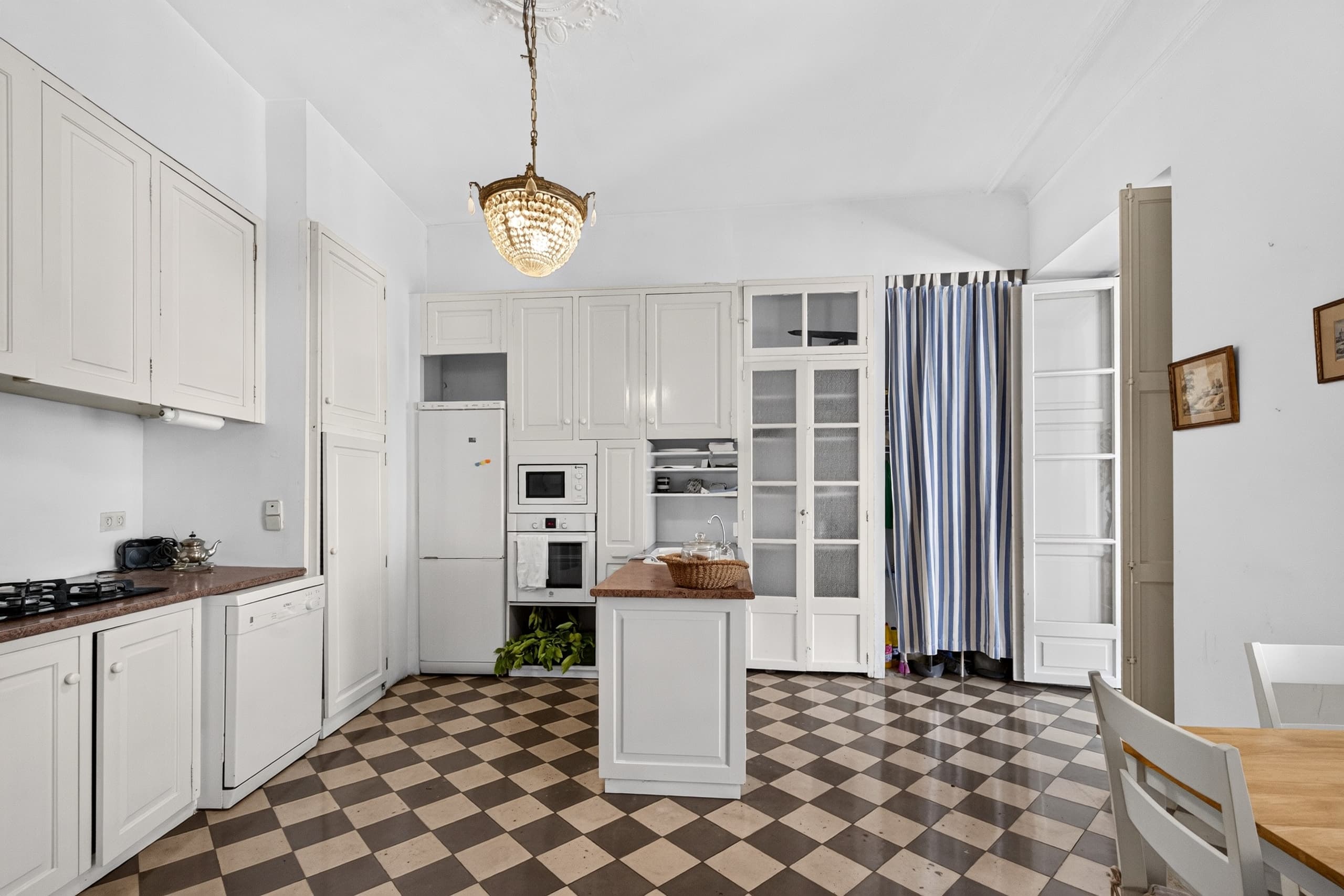 Property in need of renovation with a garden in the Old Town, 6