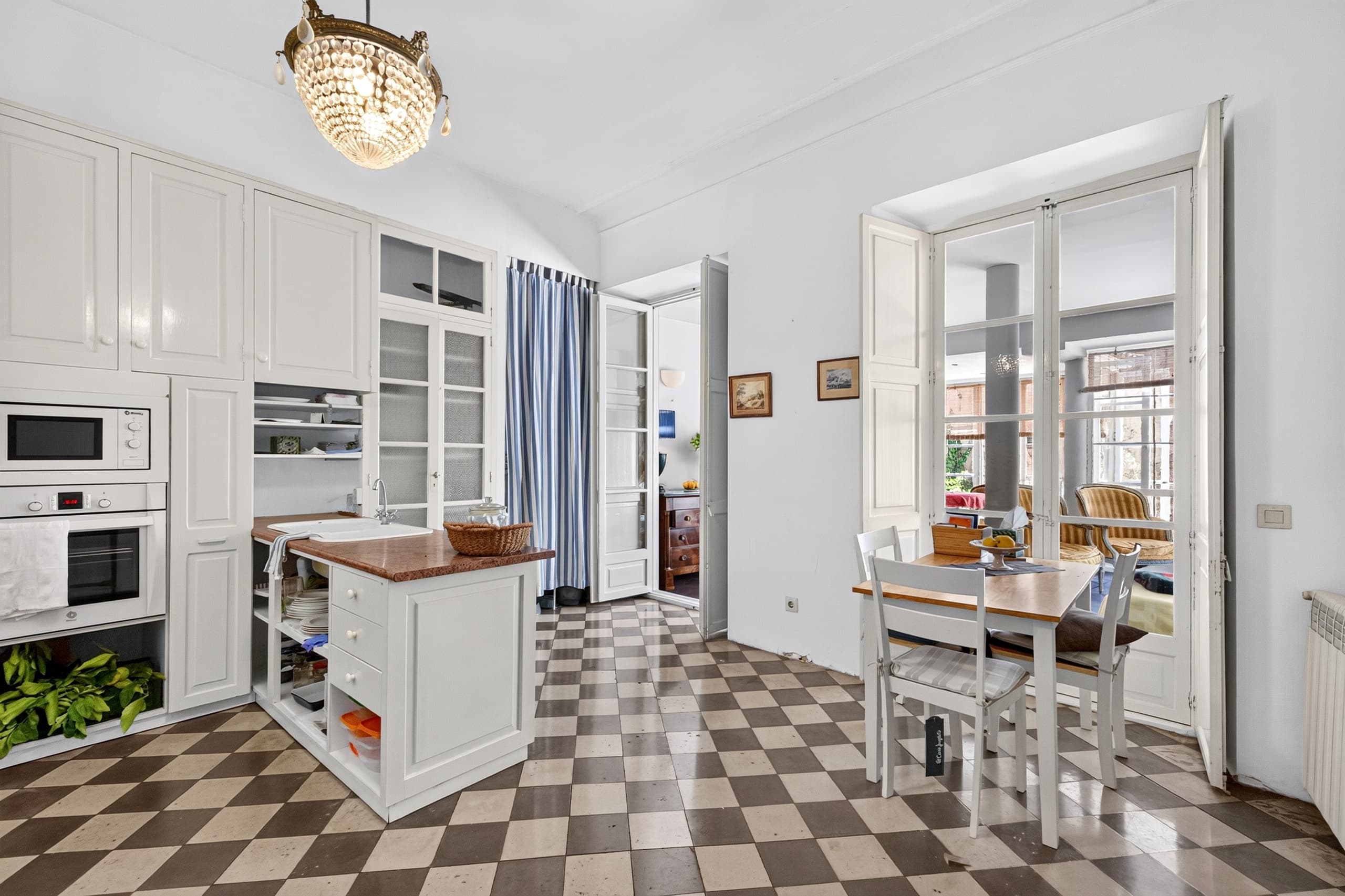 Property in need of renovation with a garden in the Old Town, 5