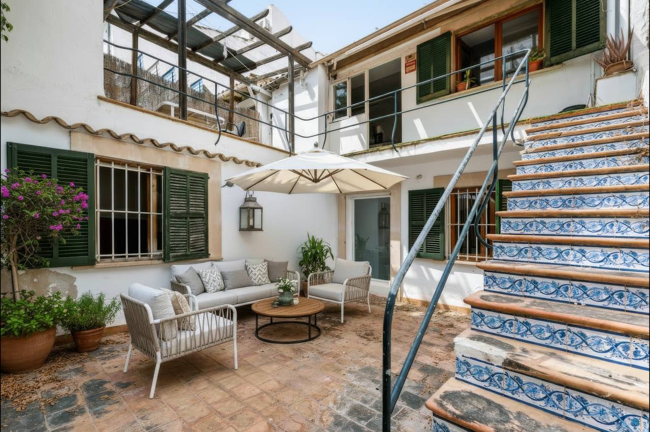 Mediterranean courtyard dining area in Santa Catalina, Palma