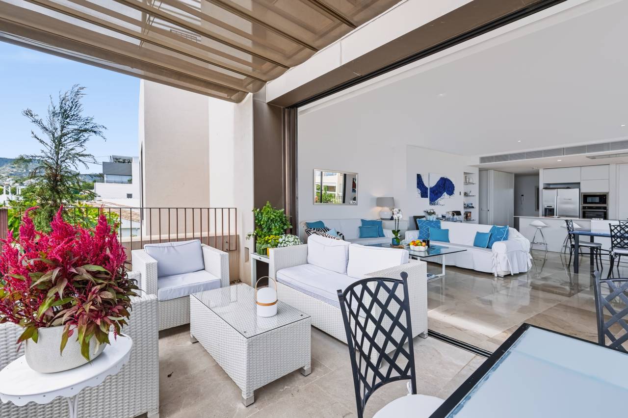 Calm Mediterranean terrace with sea view in Palma